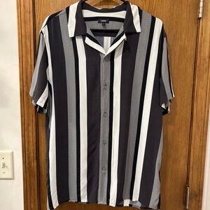 Express camp collar, lightweight button down. Size large